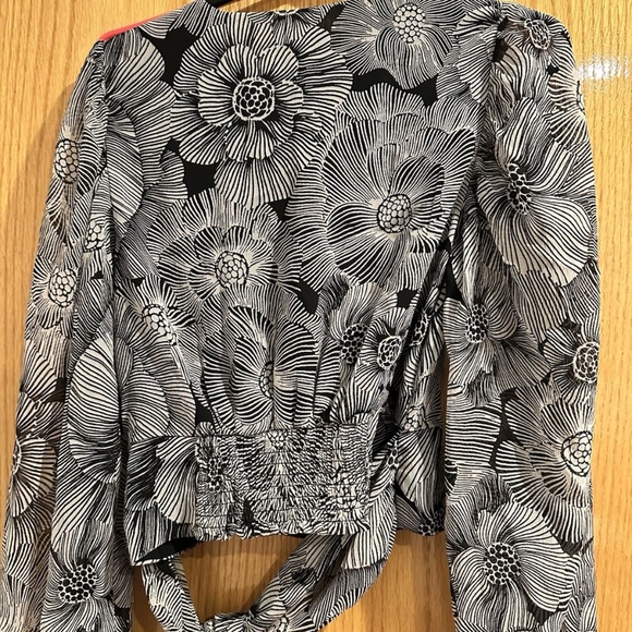Express- Womens Black And White Flower Patterned Long Sleeve Blouse - Picture 4 of 4
